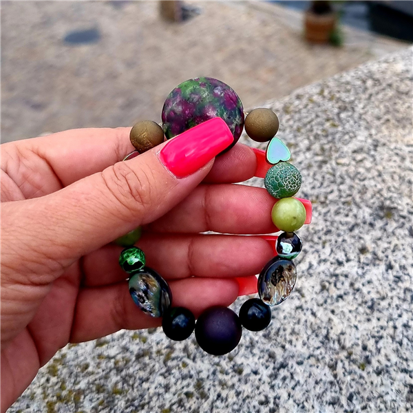 Artefacto con piezas de semipreciosas de los montes Urales