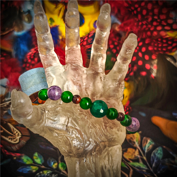 Pulsera ritualizada para absorber cargas densas, proteger de desgaste energético y reforzar defensa personal diaria.