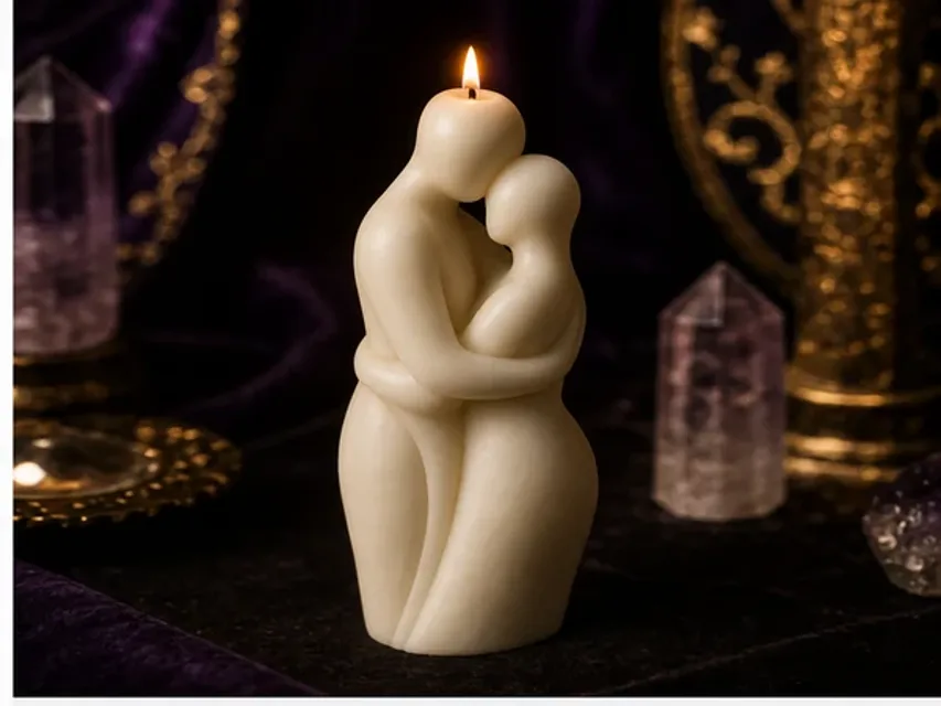 Velas de figura real encendida
